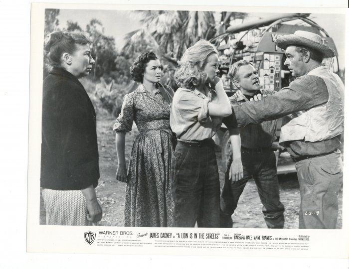 James Cagney, Anne Francis, Lon Chaney Jr., Sara Haden, Barbara Hale zdroj: imdb.com