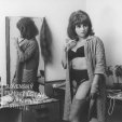  
Pred zrkadlom stojí v župane, spodnom prádle a s cigaretou v ruke Oľga Šalagová (Anita)