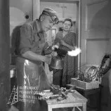  
Negatív fotografie z filmu V piatok, trinásteho... (1953). Vľavo stojí s letovačkou v rukách Ondrej Jariabek (Jozef Rebro) a vpravo vo dverách stojí Oľga Adamčíková (Rebrová)