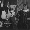  
Fotografia z filmu Pán a hvezdár (1959). Vľavo sa ukláňa Ján Kramár (pastier Kubo alias hvezdár Pastiero Kubando) a vpravo stojí Vladimír Zimmer (pán Stredovodného zámku)