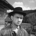 Gustáv Valach (Marek Cudrák) 
Negatív fotografie z filmu Pole neorané (1953). V popredí stojí Gustáv Valach (Marek Cudrák)