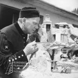  
Negatív fotografie z filmu Mladé srdcia (1952). S cigaretou  v ruke a v uniforme bokom stojí Ľudovít Jakubóczy (Ondrej Bulla)