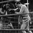  
V boxerskom ringu spolu boxujú: vľavo Štefan Kvietik (Ján Komínek) a vpravo Manfred Krug (Sturmbannführer Walter Kraft), vzadu za Krugom stojí Jindřich Narenta (doktor Gluch)