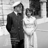  
Negatív fotografie z filmu V piatok, trinásteho... (1953). Na chodníku: Ján Rehák (lodný kapitán Peter) a Eva Krížiková (Oľga Rebrová)