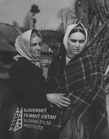 Jela Lukešová (Zuza Cudráčka), Naďa Hejná (Karabkuľa) zdroj: skcinema.sk 
Fotografia z filmu Pole neorané (1953). Vľavo stojí Naďa Hejná (Karabkuľa) a vpravo stojí Jela Lukešová (Zuza Cudráčka)