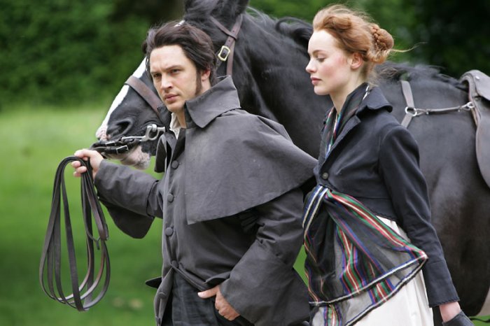 Tom Hardy (Heathcliff), Rosalind Halstead (Isabella) zdroj: imdb.com