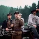  
Diapozitív fotografie z filmu Noční jazdci (1981). Vľavo v uniformách stoja: s cigaretou v ruke Radoslav Brzobohatý (Halva), s cigaretou v ústach Leopold Haverl (Babušek), v pozadí v koči sedí Soňa Valentová (Halvová)