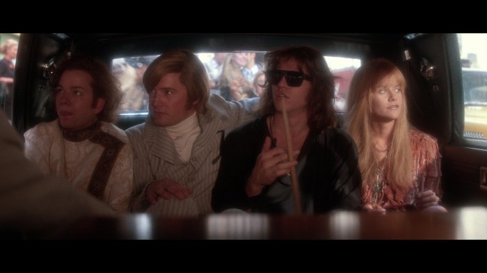 Val Kilmer (Jim Morrison), Kyle MacLachlan (Ray Manzarek), Meg Ryan (Pamela Courson), Frank Whaley (Robby Krieger) zdroj: imdb.com
