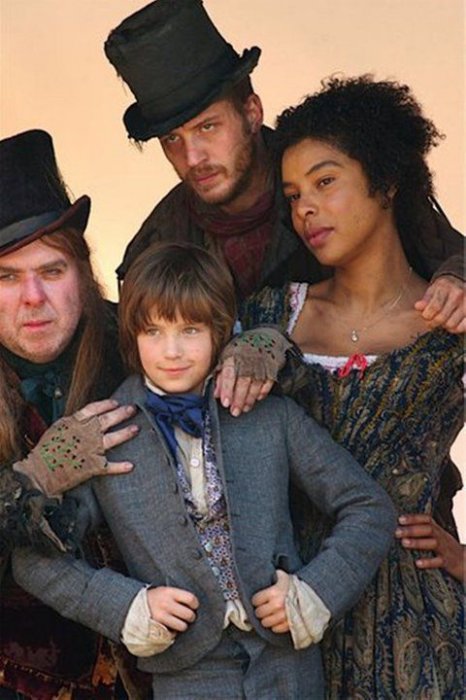Timothy Spall (Fagin), Tom Hardy (Bill Sikes), Sophie Okonedo (Nancy), William Miller (Oliver Twist) zdroj: imdb.com