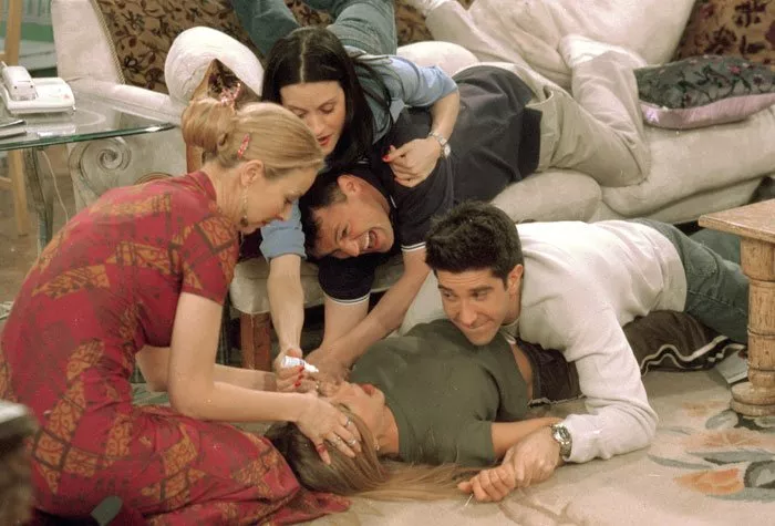 Lisa Kudrow (Phoebe Buffatová), Courteney Cox (Monica Gellerová), Matthew Perry (Chandler Bing), Jennifer Aniston (Rachel Greenová), David Schwimmer (Dr. Ross Geller)