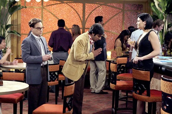 Johnny Galecki (Leonard Hofstadter), Kunal Nayyar (Raj Koothrappali), Jodi Lyn O’Keefe (Mikayla)