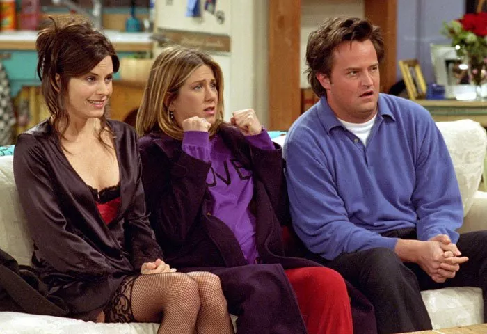 Courteney Cox (Monica Gellerová), Jennifer Aniston (Rachel Greenová), Matthew Perry (Chandler Bing)