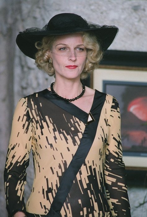 Helen Hunt (Mrs. Erlynne) Photo © Lions Gate Films Inc.