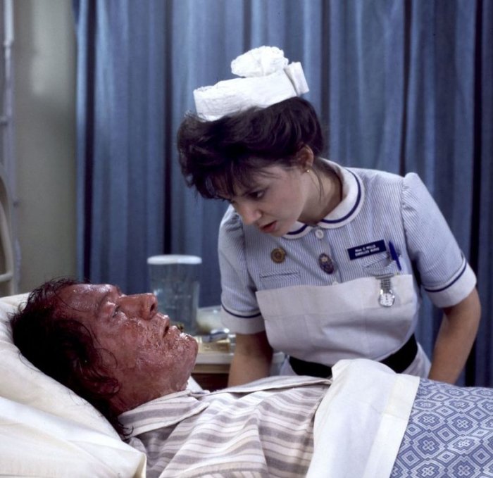 Joanne Whalley (Nurse Mills), Michael Gambon (Philip Marlow) zdroj: imdb.com