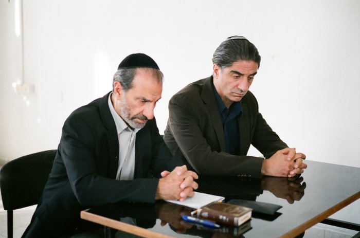 Simon Abkarian (Elisha Amsalem), Sasson Gabay (Rabbi Shimon) zdroj: imdb.com