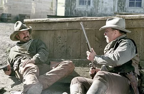 Kevin Costner (Charley Waite), Robert Duvall (Boss Spearman) zdroj: imdb.com