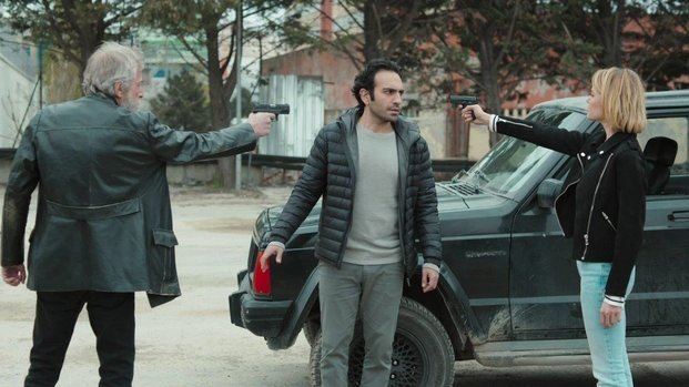 Musa Uzunlar (Hayati Sahin), Buğra Gülsoy (Ozan Tas), Burcu Biricik (Bahar Yüksel) zdroj: imdb.com