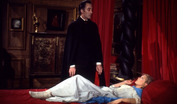 Christopher Lee (Dracula), Jenny Hanley (Sarah) zdroj: imdb.com