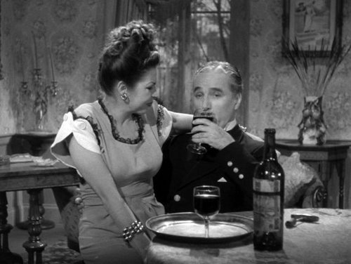 Charles Chaplin (Henri Verdoux - Alias Varnay - Alias Bonheur - Alias Floray), Martha Raye zdroj: imdb.com