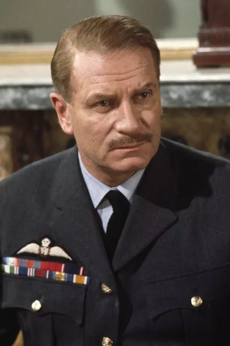 Laurence Olivier (Air Chief Marshal Sir Hugh Dowding) zdroj: imdb.com