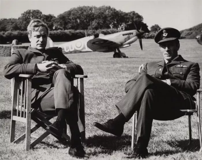 Michael Caine (Squadron Leader Canfield), Christopher Plummer (Squadron Leader Colin Harvey) zdroj: imdb.com