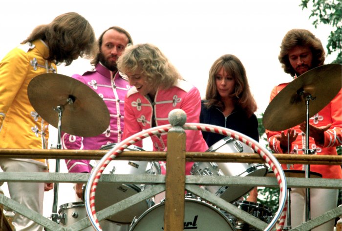 Barry Gibb, Peter Frampton, Maurice Gibb, Robin Gibb, Sandy Farina, The Bee Gees zdroj: imdb.com
