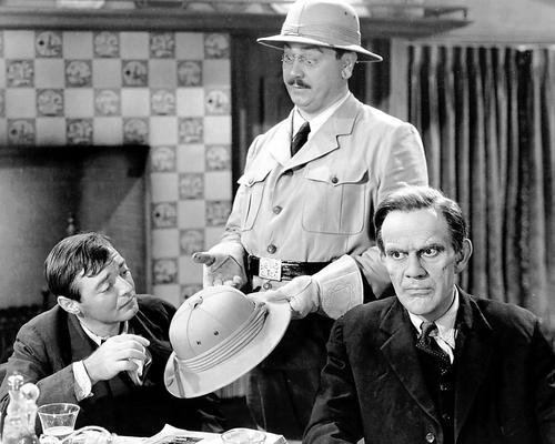 Peter Lorre (Dr. Einstein), John Alexander (’Teddy Roosevelt’ Brewster), Raymond Massey (Jonathan Brewster) zdroj: imdb.com