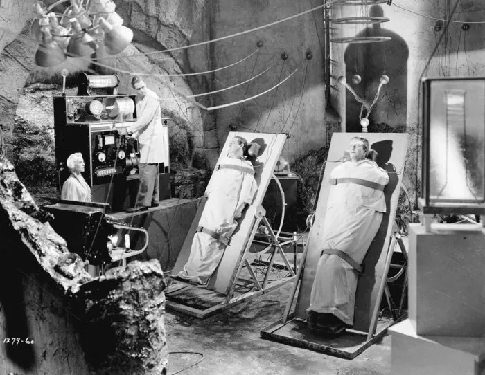 Bela Lugosi (Monster), Lon Chaney Jr. (The Wolf Man - Lawrence Talbot), Patric Knowles (Dr. Frank Mannering), Ilona Massey (Baroness Elsa Frankenstein) zdroj: imdb.com
