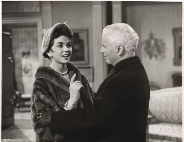 Charles Chaplin (King Shahdov), Dawn Addams (Ann Kay - TV Specialist) zdroj: imdb.com