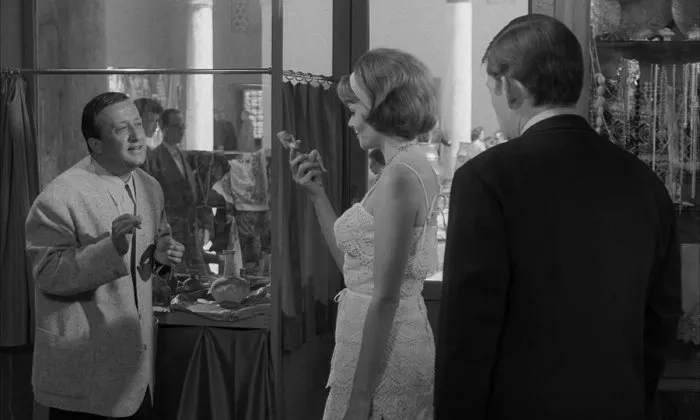 L'immortelle (1963) - Antique Dealer