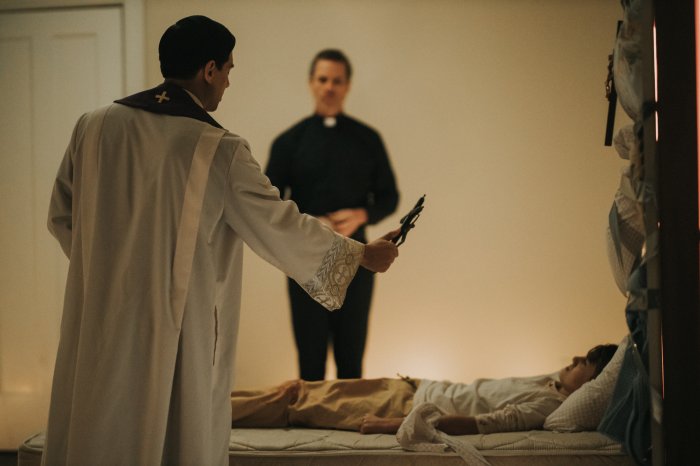 Guy Pearce (Father Peter), Vadhir Derbez (Father Daniel) zdroj: imdb.com