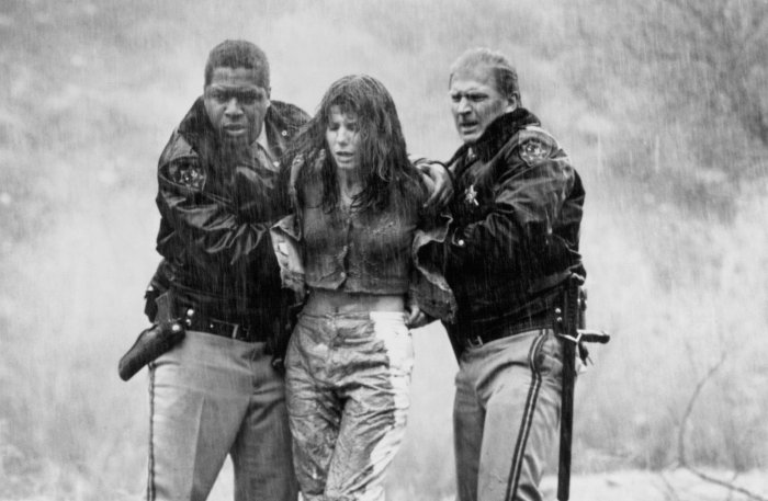Sandra Bullock (Angela Bennett), Vaughn Armstrong (Trooper), Wren T. Brown (Trooper) zdroj: imdb.com