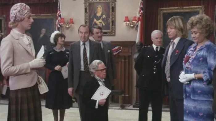 Robin Askwith (Ben Keating: The Unions), Peter Jeffrey (Sir Geoffrey: Medicos), Fulton Mackay (Chief Superintendant Johns: Administration), John Bett (Lady Felicity: The Palace), Vivian Pickles (Matron: Administration), Joan Plowright (Phyllis Grimshaw: The Unions), Marcus Powell (Sir Anthony Mount: The Palace), Leonard Rossiter (Vincent Potter: Administration) zdroj: imdb.com