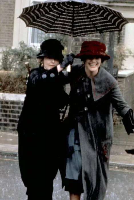 Miranda Richardson (Rose Arbuthnot), Josie Lawrence (Lottie Wilkins) zdroj: imdb.com