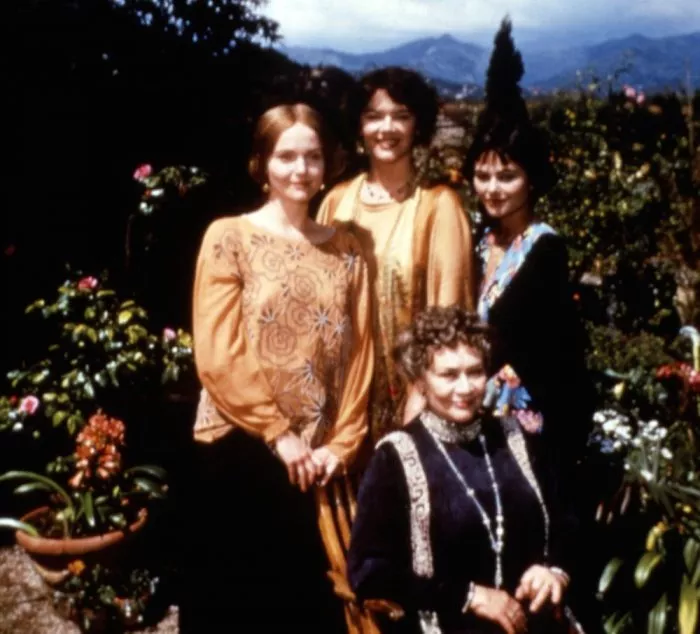 Miranda Richardson (Rose Arbuthnot), Josie Lawrence (Lottie Wilkins), Joan Plowright (Mrs Fisher), Polly Walker (Caroline Dester) zdroj: imdb.com