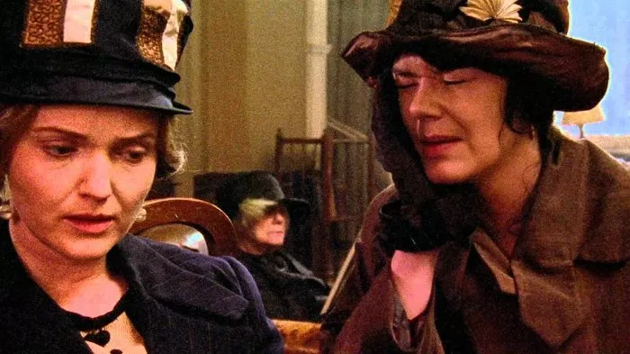 Miranda Richardson (Rose Arbuthnot), Josie Lawrence (Lottie Wilkins) zdroj: imdb.com