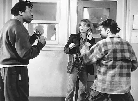 Michelle Pfeiffer (Louanne Johnson), Renoly Santiago (Raul Sanchero), Richard Grant (Durrell Benton) zdroj: imdb.com