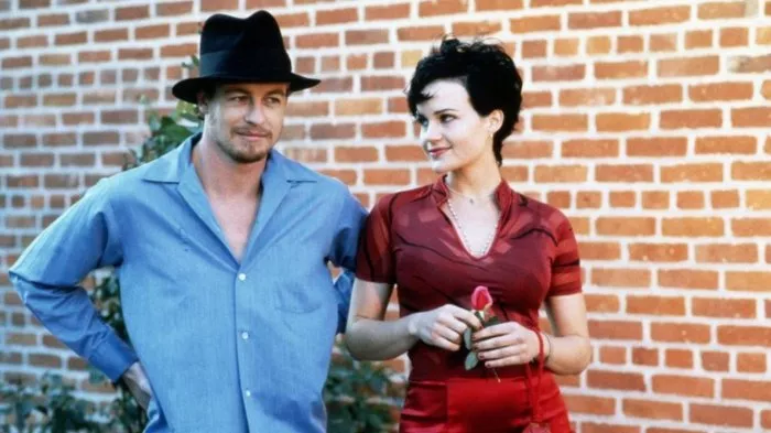 Carla Gugino (Coco Chavez), Simon Baker (Junior Armstrong) zdroj: imdb.com