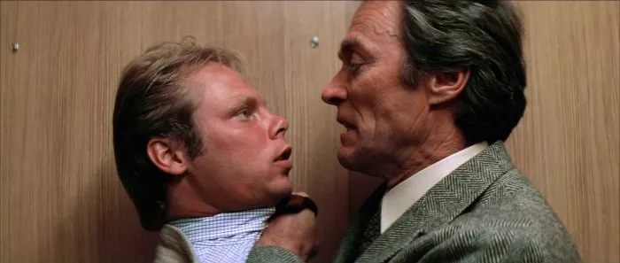 Clint Eastwood (Harry Callahan), Kevyn Major Howard (Hawkins) zdroj: imdb.com