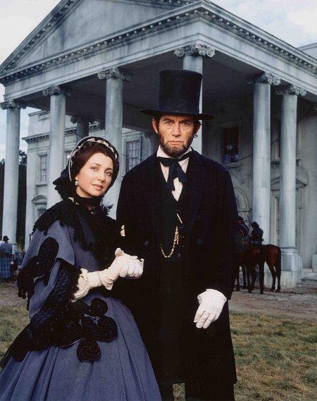 Lance Henriksen (President Abraham Lincoln), Donna Murphy (Mary Todd Lincoln) zdroj: imdb.com