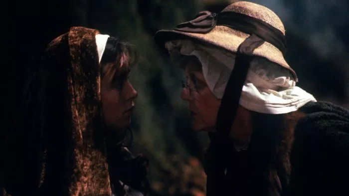 Angela Lansbury (Granny), Sarah Patterson (Rosaleen) zdroj: imdb.com