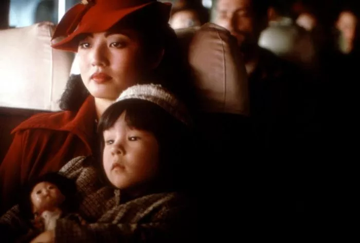 Tamlyn Tomita (Lily Yuriko Kawamura), Elizabeth Gilliam (Younger Mini McGann) zdroj: imdb.com