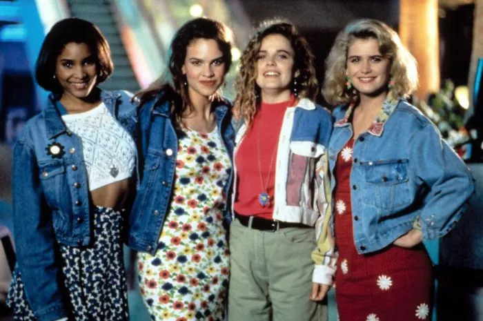 Kristy Swanson (Buffy), Hilary Swank (Kimberly), Michele Abrams (Jennifer), Paris Vaughan (Nicole ’Nicki’) zdroj: imdb.com