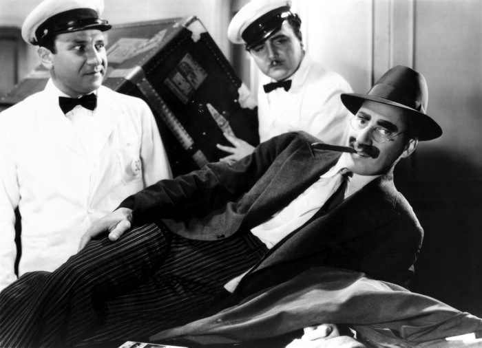 Groucho Marx (Otis B. Driftwood), Gino Corrado (First Porter), Jerry Mandy zdroj: imdb.com