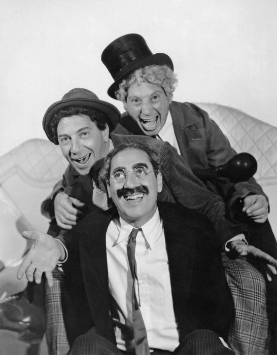 Groucho Marx (Otis B. Driftwood), Chico Marx (Fiorello), Harpo Marx (Tomasso) zdroj: imdb.com