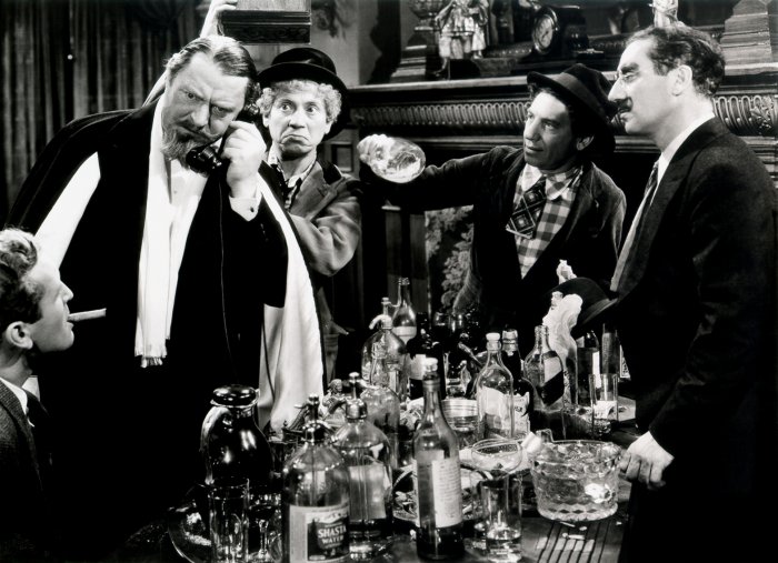 Groucho Marx (Otis B. Driftwood), Chico Marx (Fiorello), Harpo Marx (Tomasso), Allan Jones (Riccardo Barone), Sig Ruman (Herman Gottlieb) zdroj: imdb.com