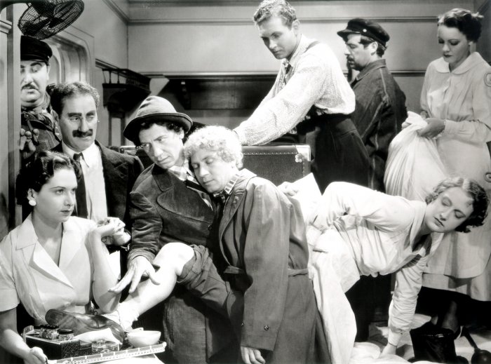 Groucho Marx (Otis B. Driftwood), Chico Marx (Fiorello), Allan Jones (Riccardo Barone), Harpo Marx (Tomasso) zdroj: imdb.com