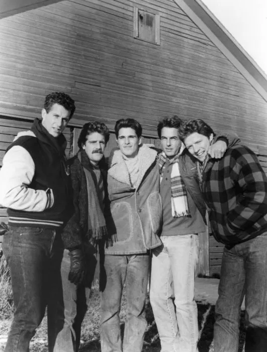 Mark Harmon (Harry Burck Jr.), Rick Rossovich (Kurt Klein), Michael Schoeffling (Corey Burck), Glenn Frey (Spence) zdroj: imdb.com