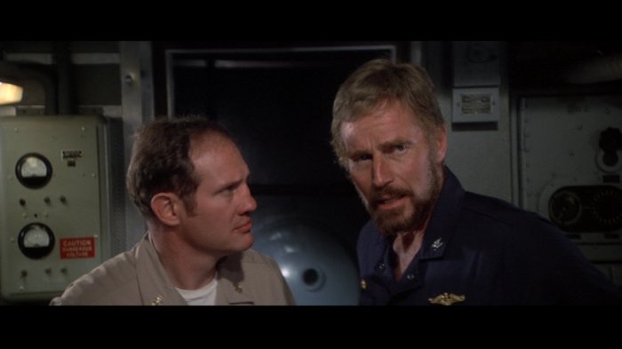 Charlton Heston (Capt. Paul Blanchard), Jack Rader (Harkness) zdroj: imdb.com