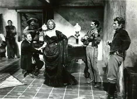 Marlene Dietrich (Altar Keane), Mel Ferrer (Frenchy Fairmont), Joe Dominguez (Gonzales), Frank Ferguson (Preacher) zdroj: imdb.com
